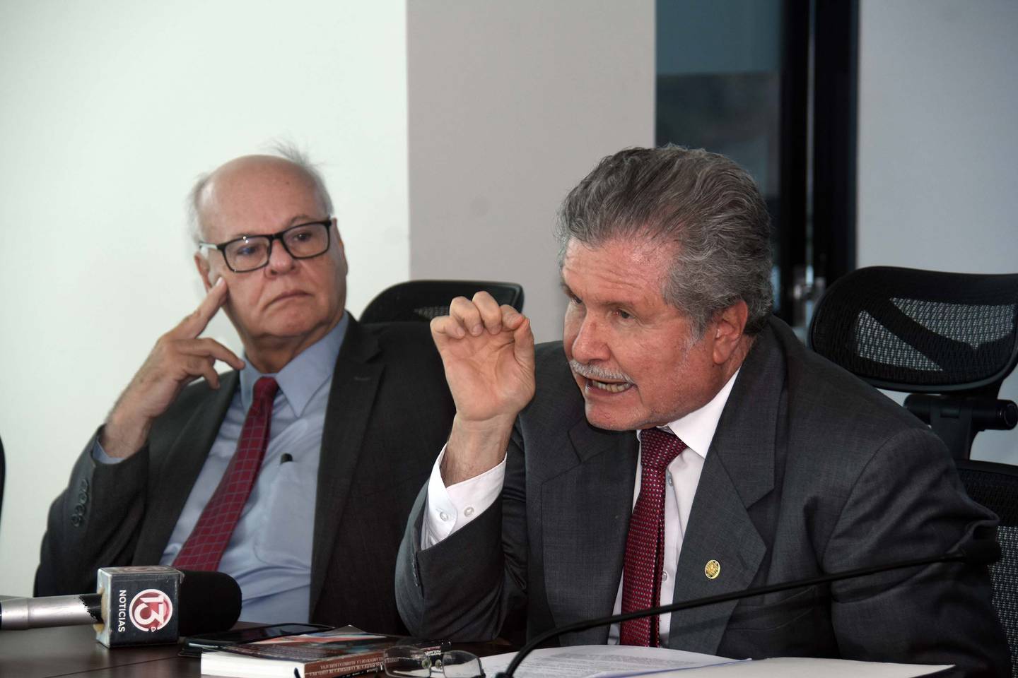 Un hombre con traje y corbata con un celular en la mano
Descripción generada automáticamente con confianza media